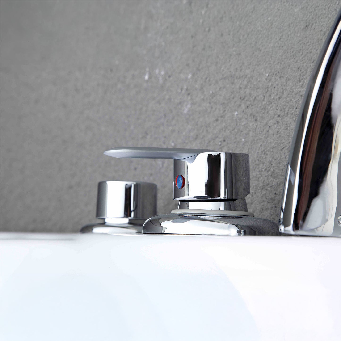 Baignoire balnéo d’angle avec hublot noire et blanche 135 cm Tasmanie Jets / Glass-sided whirlpool bathtub black and white 135 cm Tasmanie Jets / Bañera de hidromasaje esquinera con ojo de buey blanco y negro 135 cm Tasmanie Jets / Vasca idrodromassaggio angolare con oblò bianco e nero 135 cm Tasmanie Jets / Bubbelbad met patrijspoort zwart en wit 135 cm Tasmanie Jets