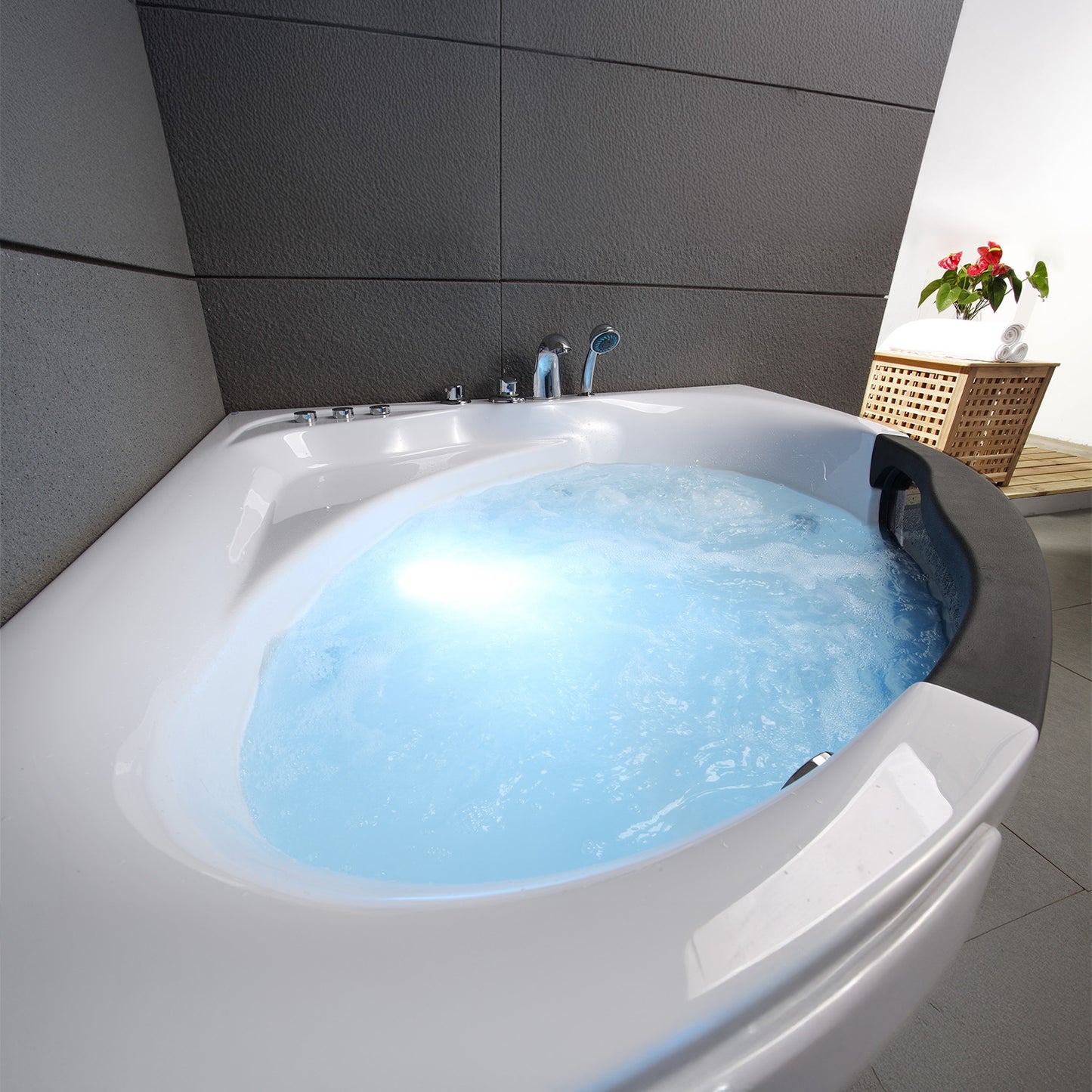 Baignoire balnéo d’angle avec hublot noire et blanche 135 cm Tasmanie Jets / Glass-sided whirlpool bathtub black and white 135 cm Tasmanie Jets / Bañera de hidromasaje esquinera con ojo de buey blanco y negro 135 cm Tasmanie Jets / Vasca idrodromassaggio angolare con oblò bianco e nero 135 cm Tasmanie Jets / Bubbelbad met patrijspoort zwart en wit 135 cm Tasmanie Jets
